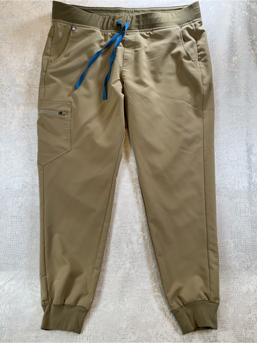 Figs Zamora Sandstone Jogger Scrub Pants,
Women’s Size XL